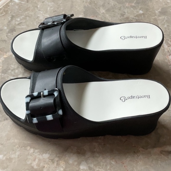 BARE TRAPS BRITANY WEDGE SANDALS - Picture 3 of 4